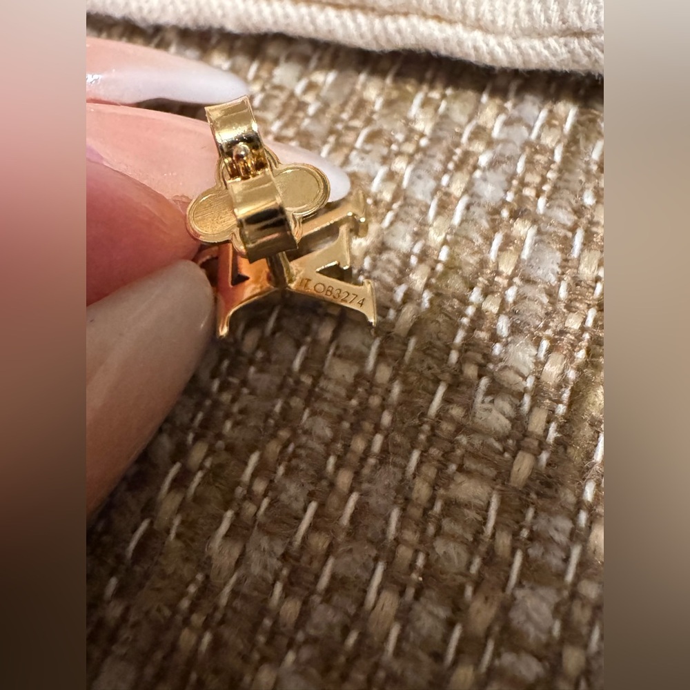 ⭐️SALE!!⭐️❤️ NEW LV LOUIS VUITTON ICONIC LOUISA PEARL EARRINGS COMPLETE SET ❤️ - Picture 7 of 9